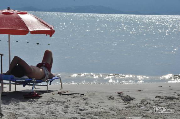 Aproveitando o sol do meio da tarde na Ponta das Canas, praia no norte de Florianópolis, Santa Catarina
